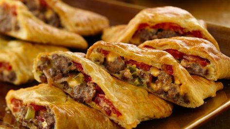 Oh, boy! All the flavors of a bacon cheeseburger are tucked into a flaky crescent pocket. Cheeseburger Calzone, Calzone Recipes, Bacon Cheeseburger Dip, Wrapped Dates, Biscuits Recipes, Calzone Recipe, Cheeseburger Recipe, Crescent Recipes, Bacon Wrapped Dates