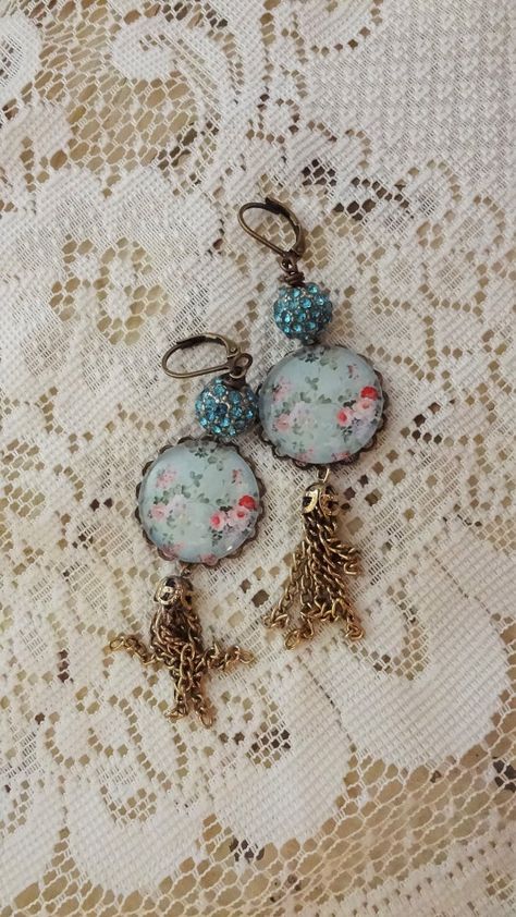 Shabby Chic Floral Cameo Earrings by BerthaLouiseDesigns on Etsy Ephemera Diy, Shabby Chic Furniture Painting, Shabby Chic Earrings, Assemblage Earrings, Upcycled Vintage Jewelry, Mint Earrings, Shabby Chic Jewelry, Vintage Rhinestone Earrings, Diy Jewelry Earrings