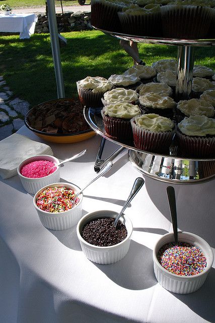 Cupcake bar...Was already planning on having cupcakes...but I love this idea!!!! Cupcake Bar, Farewell Party, Emoji Party, Popular Desserts, Taco Bar, Dessert Tables, Think Food, Dessert Bar, Snacks Für Party