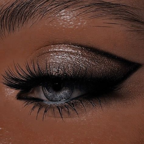 Makeup For Silver Outfit, Smokey Eye With Silver, Smokey Eye Silver, Smokey Silver Eye Makeup, Make Prata, Silver Makeup Looks For Prom, Grey Smokey Eye Makeup, Silver Smokey Eye Makeup, Eye Makeup Silver