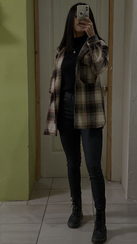 #fallfashion #blackjeansoutfit #fashion #outfitideas Flannel And Flare Jeans, Flannel With Turtleneck, Turtleneck And Flannel Outfit, Oversized Flannel Outfits Winter, Black Turtleneck Outfit Women, Flannel Outfit Women, Flannel Shirt Outfit Women, Black Flannel Outfit, Oversized Flannel Outfits