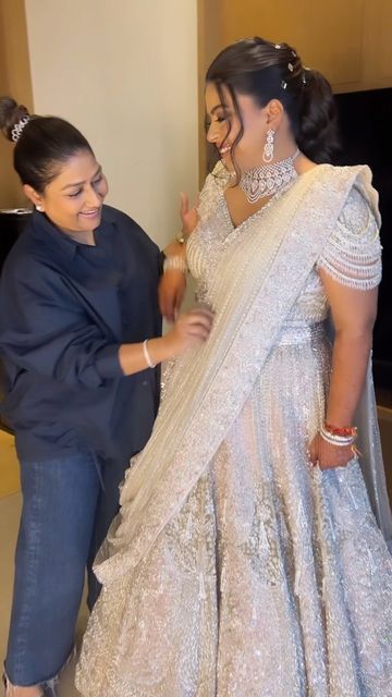 Dolly Jain 🇮🇳 on Instagram: "When it comes to an all ivory outfit, it has the potential to look like an absolute work of art. The drape has to be mindfully chosen, ensuring the final look is only accentuated with the dupatta! ✨ And that’s exactly what we aimed for, with @ishita0008 🤍 Bride: @ishita0008 Outfit: @falgunishanepeacockindia Drape: @dolly.jain Makeup: @meerasakhrani Saree pegs nd saree pins: @drape_divaa" Duppatta Drape On Lehnga, Duppata Draping Style On Lehanga, Duppta Draping Styles On Lehnga, Traditional Drape Lehenga With Dupatta For Puja, Dolly Jain Dupatta Draping, Dupatta Draping, Drape Lehenga, Ivory Outfit, Lehenga Dupatta