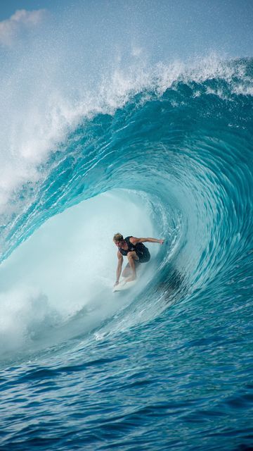 Teahupoo Tahiti Surfari on Instagram: "Memories from the last big swell 💣⚡️ Wait until the end… 📹 @hinateaboosie 📸 @elenacorvellec . . . #teahupoo #endoftheroad #tahiti #surfing #surf #surflife #bigswell #wavesfordays #barrels #swell #tahitilife #tahititourisme #pacificocean #teahupoosurfari #tahuraihomestay" Surf Barrel, Surfing Barrel, Surf Culture, Tahiti Surf, Surfing Competition, Surfer Girl Outfits, Teahupoo Tahiti, Surfer Aesthetic, Kylie Jenner Baby