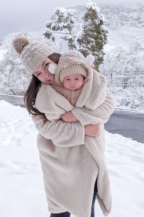 Snow Family Pictures, Mommy Son Pictures, Newborn Coats, Snow Photoshoot, Newborn Family Photos, Cute Newborn, Baby In Snow, Snow Pictures, Snow Photography