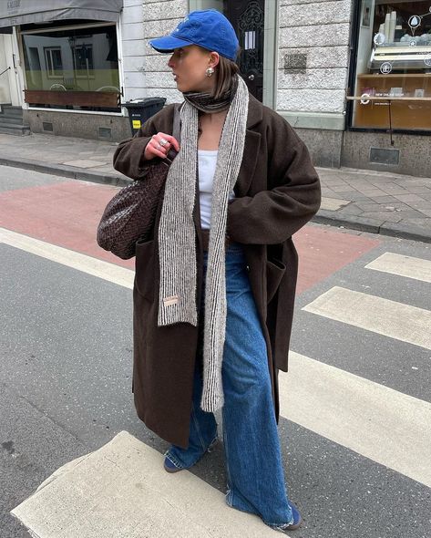 F A S H I O N • Instagram Baggy Jeans Winter Outfit, Brown Long Coat Outfit, Baggy Winter Outfits, Blue Jeans Outfit Winter, Brown Coat Outfit, Korean Winter Outfits, Long Coat Outfit, Healing Era, Everyday Fits