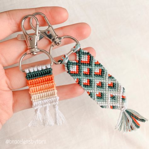 Embroidery Thread Keychain Diy, What To Make With Embroidery Floss, Embroidery Floss Bracelets With Beads, Embroidery Floss Keychain Patterns, Keychain Bracelet Pattern, Embroidery String Crafts, Keychain Embroidery Floss, String Keychain Patterns, Friendship Bracelet Keychain Pattern