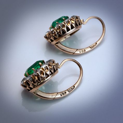 Vintage Emerald Earrings, Juliana Jewelry, Jewelry Knowledge, Antique Jewelry Rings, Diamond Cluster Earrings, Fancy Jewellery Designs, Jewelry For Sale, Faberge Eggs, Gold Jewelry Simple