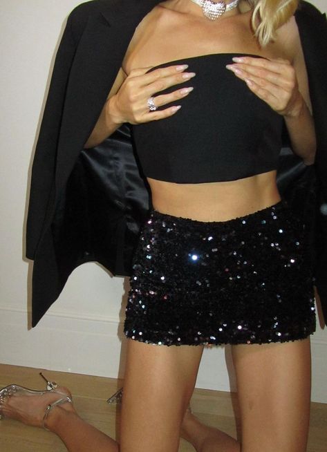 Nye 2025 Outfit, Outfits For Party Night Club, Black Glitter Pants Outfit, Sequence Top Outfit, Sparkly Skirt Outfit, Glitter Tops Outfit, Black Sequin Skirt Outfit, Nye Outfits Parties, Classy Party Outfit