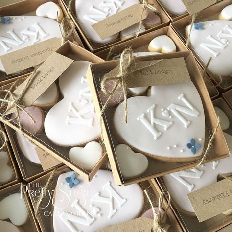 Biscuit Wedding Favours, Seni Resin, Cookie Wedding Favors, Wedding Cookie, Creative Wedding Favors, Inexpensive Wedding Favors, Edible Wedding Favors, Elegant Wedding Favors, Best Wedding Favors