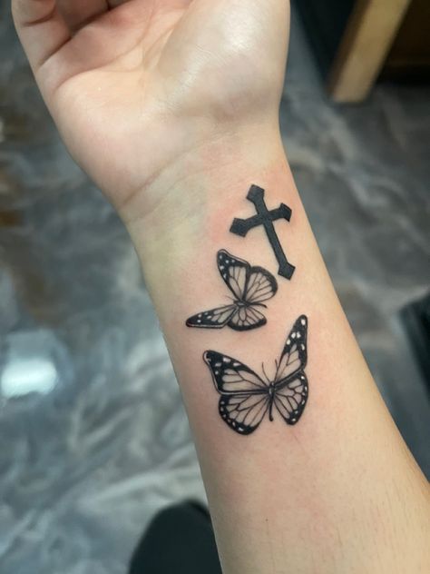 Small Arm Butterfly Tattoos For Women, Henna Tattoo Designs With Butterfly, Cross Butterfly Tattoo For Women, Small Tattoos To Get For Your Mom, Chinese Letters Back Tattoo, Tatttooo Ideas For Women Hand, Cross And Butterfly Tattoo For Women, Tattoo Ideas Black Women Arm, Tattoo Design Drawings Unique Simple