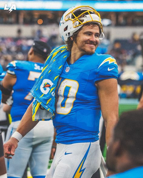 Los Angeles Chargers | lights out | Instagram Justin Herbert, Los Angeles Chargers, Sport Football, Lacrosse, Trending Topics, American Football, Mens Fitness, On Tumblr, Favorite Things