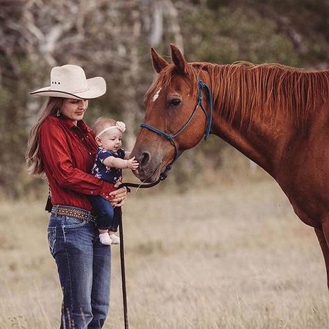 It's those little moments that end up being the most precious ones that you'll always remember! PC: @southernvibesphoto. #horses #cowgirls #equestrian #equine #equinephotography Country Couple Tattoos, Country Couple Poses, Country Couple Pictures, Together Photo, Foto Cowgirl, Cute Country Couples, Pictures With Horses, Cowgirl Pictures, Cowgirl Magazine