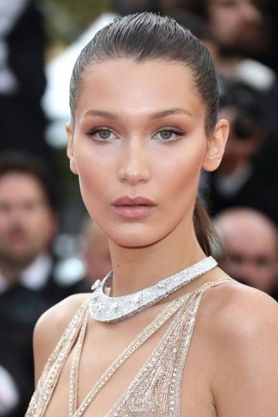 Bella Hadid Hair, Bella Hadid Makeup, White Eye Makeup, Soft Summer Palette, Bella Beauty, Fashion Bella, Dewy Makeup, Glamour Uk, Blonde Curls