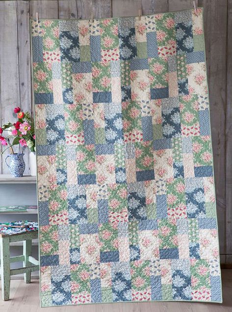 The Painting Flowers Quilt Tutorial | Quilting Land | Bloglovin’ Flowers Quilt Pattern, Flower Quilt Patterns, Flowers Quilt, Quilt Modernen, Flower Quilts, Picture Quilts, Pretty Quilt, Flower Quilt, Summer Quilts