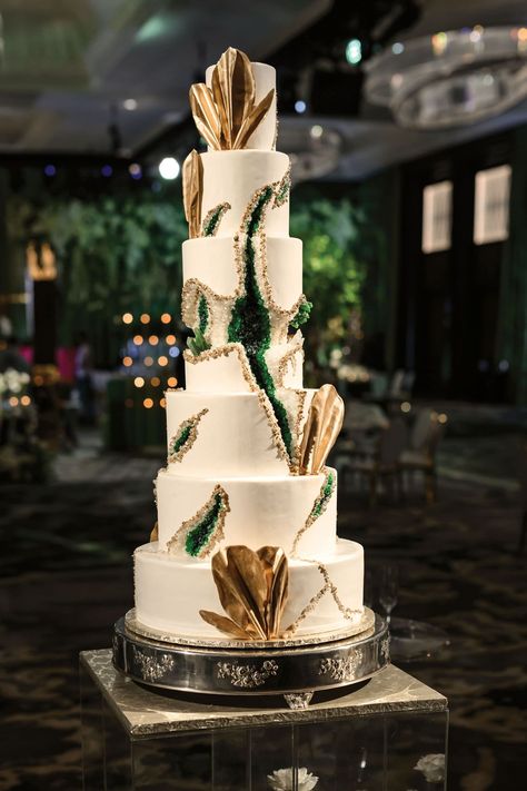 Emerald Wedding Cake, Geode Wedding Cake, Wedding Cake Emerald Green, Emerald Green Wedding Theme, Hunter Green Wedding, Geode Cake Wedding, Green Gold Weddings, Metallic Wedding Cakes, Rose Gold Wedding Cakes