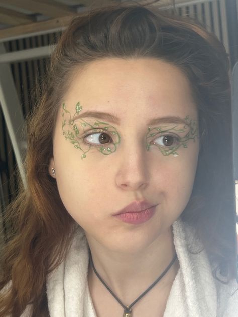 #ivy #lierre #eyeliner #fairy #aesthetic Vine Eye Makeup, Forest Makeup Woodland Fairy, Forest Makeup Look, Leaf Eyeliner, Elfen Make Up, Vine Makeup, Fairy Eyeliner, Woodland Fairy Makeup, Tinkerbell Makeup