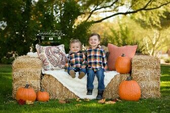 fall minis Fall Mini Shoot, Fall Photo Booth, Fall Photoshoot Family, Halloween Mini Session, Fall Photo Props, Fall Baby Pictures, Mini Photo Shoot, Fall Backdrops, Photo Halloween