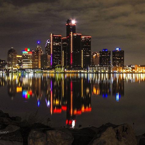 2,742 Likes, 48 Comments - WXYZ Detroit Channel 7 (@wxyzdetroit) on Instagram: “BEAUTIFUL: Check out this shot of downtown Detroit in the early, calm morning of Jan. 1, 2021 ✨…” Pale Blue Dot, Windsor Ontario, Downtown Detroit, Motor City, Pure Michigan, Jan 1, Seattle Skyline, Windsor, Vintage Photos