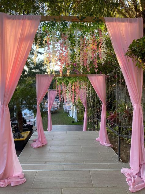 Quinceanera Background Ideas, Pink Quinceanera Venue Ideas, House Quinceanera Party, Champagne 15 Decorations, Outdoor Sweet 16 Party Decorations, Quinceanera Outside Decoration, Quince Outside Party, Quince Decorations Ideas Pink, Enchanted Forest Theme Quinceanera Pink