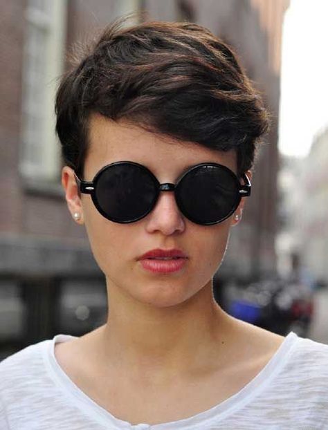 Pixie Wavy Hair, Girls Pixie Haircut, Short Wavy Pixie, Spikey Hair, Wavy Pixie, New Short Hairstyles, Hair Issues, Haircuts For Wavy Hair, Hair 2018