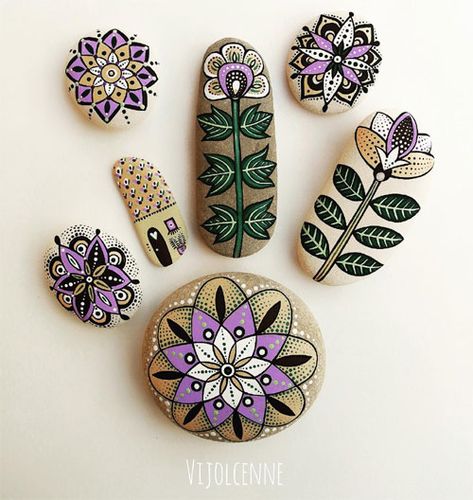 Rock Flowers, Rock Hand, Painted Rocks Craft, Pebble Stone, Dot Art Painting, Rock Painting Designs, Mandala Stones, Rock Painting Art, Hand Painted Rocks