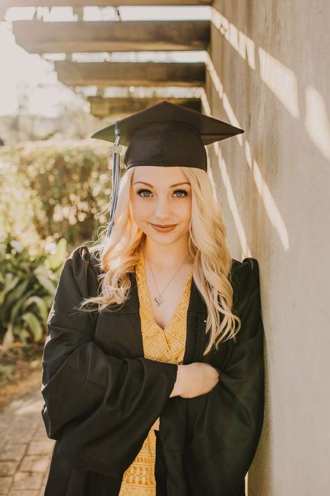 Best Graduation Pictures, Best Friend Graduation Photoshoot Ideas, High School Graduation Cap And Gown Pictures, High School Cap And Gown Pictures, Fun Graduation Pictures, Creative Graduation Pictures, Cap And Gown Senior Pictures, High School Graduation Pictures, Cap And Gown Photos