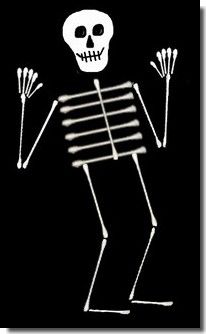 Q-tip Skeleton! Easy fun craft for the kiddos ;) Axial Skeleton, Halloween Fest, October Crafts, Halloween Arts And Crafts, Adornos Halloween, Classical Conversations, Cycle 3, Fall Crafts For Kids, Halloween Craft