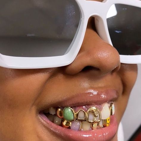 Girl Grillz, Teeth Gems, Pretty Teeth, Grillz Teeth, Gold Grill, Nice Smile, Custom Grillz, Dope Jewelry Accessories, Tooth Gems