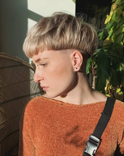 18 Best Mushroom and Bowl Cut Hairstyles for Women in 2020 Mushroom Cut Hairstyle, Bowl Haircut Women, Bowl Haircuts, Mushroom Haircut, Mushroom Hair, Neon Hair, Bowl Cut, Grunge Hair, Cortes De Cabello