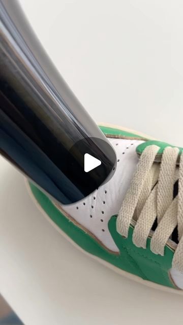 SNEAKRSJOE | 100% VERIFIED SNEAKERS 🤝 on Instagram: "Volg voor meer sneakerhacks ✅☺️" Motivation Cleaning, Cleaning Sneakers, Smelly Shoes, Shoe Hacks, Cleaning Home, Diy Clothes Hacks, Ikea Lack, Shoes Hack, Home Inspo