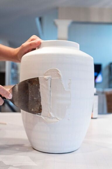 Find out how to create your own high-end pottery pieces with this easy DIY plaster vase tutorial. Plus get my best tips for working with plaster of paris. Hint, it’s tricky! This post contains affiliate links. Please see my full disclosure policy for more details. This project is one of my favorite topics of the month! It’s part of my Thrifty Thursday series where I team up with some other talented bloggers to show you how to make more of your home for less. Be sure to c… Uses For Plaster Of Paris, Diy Plaster Lamp, Plaster Of Paris Vase Diy, Diy Plaster Pot, Plaster Pots Diy, Diy Plaster Vase, High End Crafts, Diy Textured Vase, Plaster Of Paris Crafts