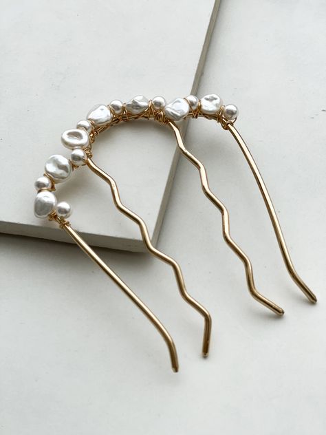 Pearl Hair Accessories, Pearl Comb, Pearl Hair Comb, Bridal Hair Pin, Hair Acessories, Wedding Lookbook, 2025 Wedding, Hair Comb Accessories, Bridal Comb