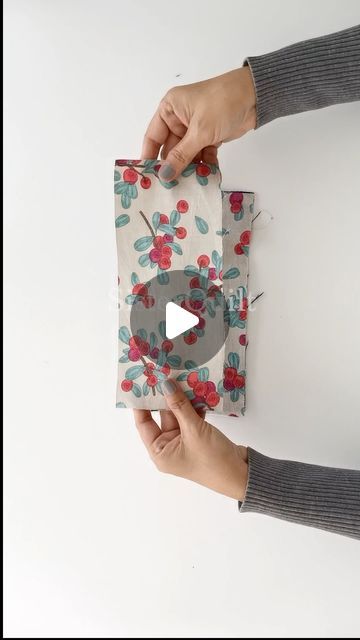 SisterQuilt on Instagram: "How to make a box pencil case | Sewing Tutorial" Elastic Pencil Case Tutorial, Boxy Pencil Case Pattern, How To Make Pencil Pouch, Box Pouch Tutorial, Sew Pencil Case, Pencil Case Diy Tutorial, Square Pencil Case, Pencil Case Sewing, Pencil Case Tutorial