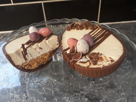 Cheesecake Filled Easter Eggs, Cheesecake Easter Egg, Easter Egg Cheesecake, Easter Egg Dessert, Cheesecake Easter, Chocolate Treats Easy, Baking Easter, Easter Cake Easy, Easter Deserts