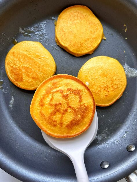 Pumpkin Cottage Cheese Pancakes - rachLmansfield Cottage Cheese Pumpkin, Pumpkin Cottage Cheese, Cottage Cheese Protein Pancakes, Pumpkin Cottage, Cottage Cheese Desserts, Fall Recipes Breakfast, Pumpkin Delight, Pumpkin Cream Cheese Muffins, Cottage Cheese Pancakes