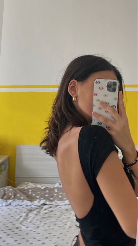 Diy Backless Tshirt, Black Backless Top Outfit, Backless Top Poses, Backless Shirt Outfit, Backless Top Outfit, Backless T Shirt, Black Backless Top, Diy Backless, Backless Outfits