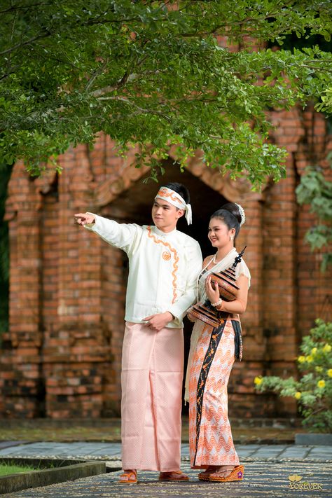 rakhine wedding dress Myanmar Married Photo, Rakhine Traditional Dress, Myanmar Wedding Photo, Myanmar Wedding, Monywa, Feeling Photos, Love Feeling Photos, Men Poses, Pageant Costumes