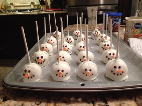 Snowman cake pops Snowball Cake Pops, Snowman Cake Pops, Homemade Brownies Easy, Dessert Decor, Seashell Tattoos, Disney Desserts, Christmas Snack, Snowman Cake, Christmas Cake Pops