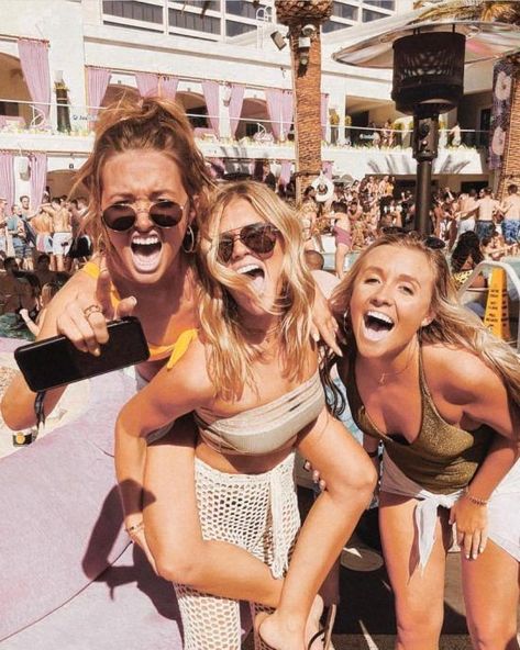 12 Best College Spring Break Destinations College Party Pictures, Senior Spring Break, College Spring Break, Spring Break Party, Spring Break College, Spring Break Vacations, Spring Break Destinations, Friend Pics, Spring Break Trips