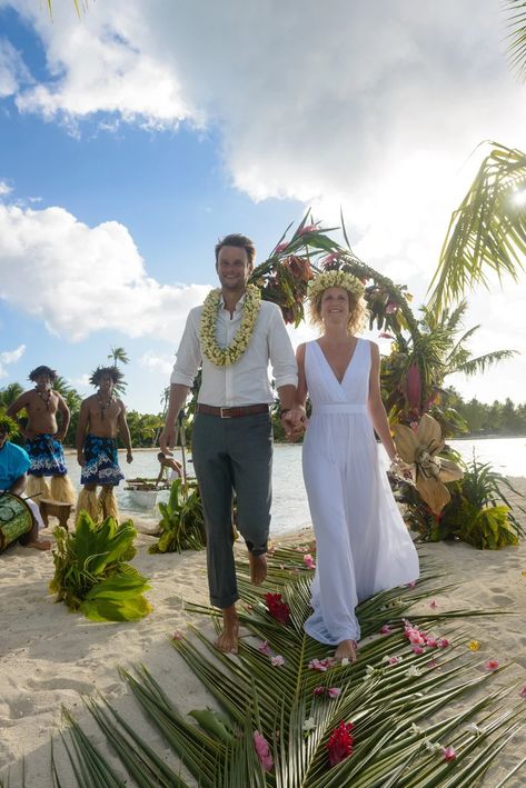 Wedding Dress Simple Boho, Beach Wedding Dress Simple, Simple Boho Wedding Dress, Simple Boho Wedding, Beach Wedding Groom Attire, Casual Groom Attire, Effortless Wedding, Beach Wedding Groom, Wedding Dress Beach Wedding