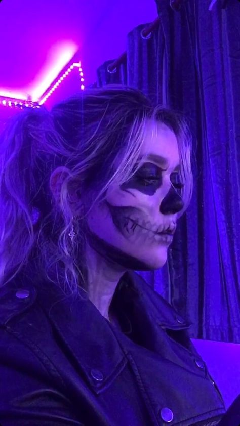 Hot Skeleton Halloween Costume, Cool Skeleton Costume, Aesthetic Skeleton Costume, Skull Face Paint Aesthetic, Ghost Face Makeup Halloween, Skeleton Makeup Aesthetic, Skeleton Costume Aesthetic, Alt Halloween Costumes, Alternative Halloween Costumes