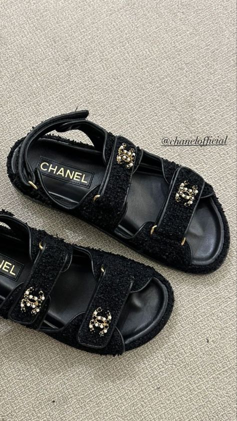 Sandals Chanel, Trendy Shoes Sneakers, Mode Zara, Cute Shoes Heels, Fab Shoes, Chanel Sandals, Luxury Purses, Hype Shoes, Luxury Sneakers