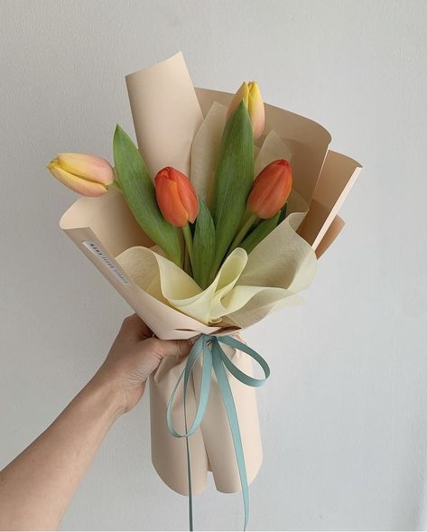 Paper Flower Bouquet Diy, Single Flower Bouquet, Luxury Flower Bouquets, Valentine Bouquet, Artsy Gift, Flower Bouquet Diy, Flower Gift Ideas, Boquette Flowers, Paper Bouquet