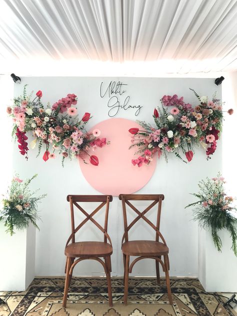 Simple Engagement Party Decorations, Tea Ceremony Wedding, Malay Wedding Dress, Nikah Decor, Minimalist Wedding Decor, Wedding Stage Design, Muslim Wedding Dresses, Dream Wedding Decorations, Wedding Backdrop Design