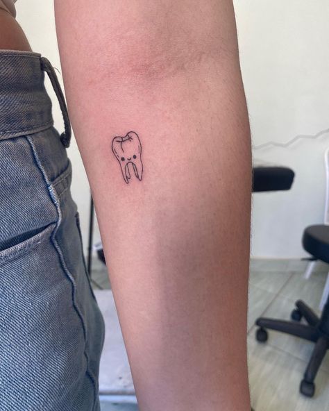 dentinho feliz Tattoos For Dentists, Dentistry Tattoo Ideas, Tiny Tooth Tattoo, Tooth Tattoo Ideas Dental, Small Tooth Tattoo, Dental Tattoo Ideas Dentists, Dentistry Tattoo, Dental Tattoo Ideas, Dentist Tattoo