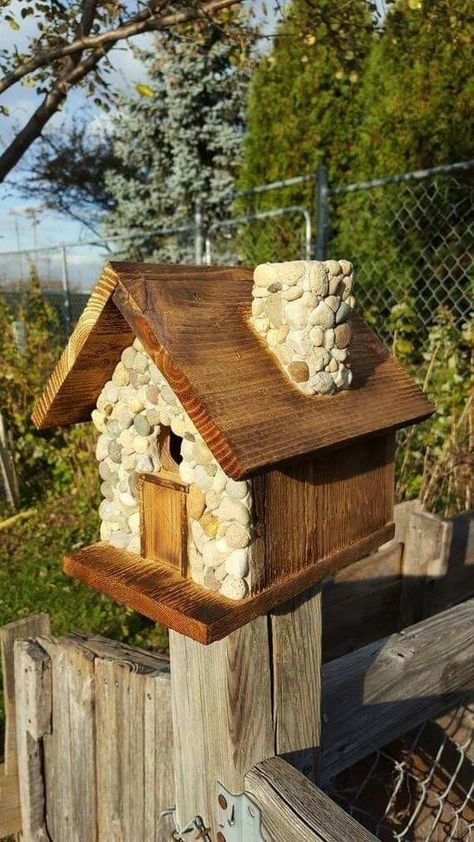 Diy Hummingbird Feeder, Bird House Plans Free, Homemade Bird Houses, Bird Houses Ideas Diy, Beautiful Birdhouses, Birdhouses Rustic, Bird House Feeder, Wood Birdhouses, Stone Chimney