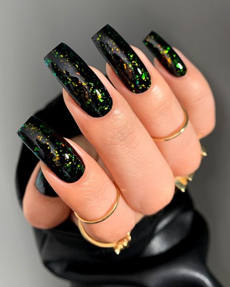 Emerald Green And Gold Nails, Glitch In The Matrix, Witchy Nails, Nails Beautiful, Chrome Nails Designs, Goth Nails, Nail Essentials, Nail Envy, Nails 2024