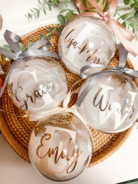 Cricut Ornaments, Christmas Decor Trends, Cricut Christmas Ideas, Idee Cricut, Xmas Baubles, Personalised Christmas Baubles, Cricut Christmas, Silver Christmas, Cricut Creations