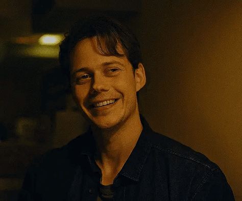 Bill Skarsgard Smile, Roman Godfrey, Bill Istvan Günther Skarsgård, Fantasy Character Names, Bill Skarsgard, Homescreen Wallpaper, Character Names, Cute Gif, Actors & Actresses