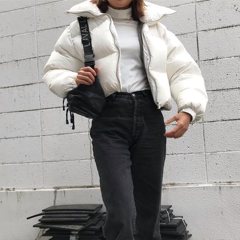 15 Outfits irresistibles para las que les urge verse diferentes Winter Fashion Outfits Dressy, 2020 Outfits, Homewear Fashion, Winter Fashion Outfits Casual, Sweatshirt Outfit, Puffy Jacket, Olivia Palermo, Winter Trends, Mode Inspo